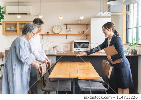 接受老年人諮詢的亞洲女商人策劃顧問 114713220