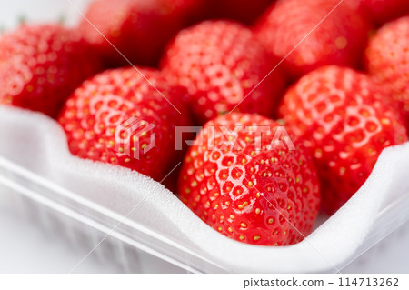 Close-up of a pack of strawberries 114713262