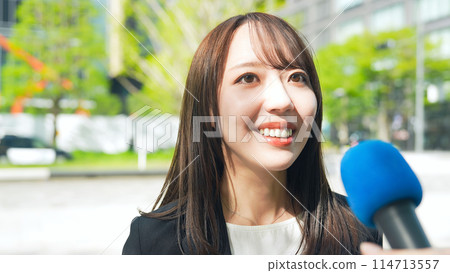 接受街頭採訪的婦女 114713557