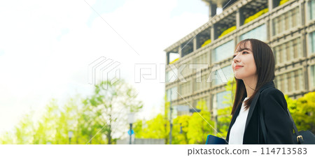 女商人抬頭看城市 女商人抬頭看城市 114713583