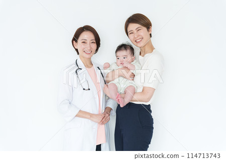 女醫生在醫院檢查嬰兒 114713743