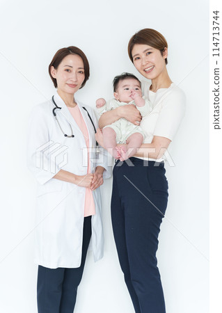 A female doctor examining a baby at the hospital 114713744