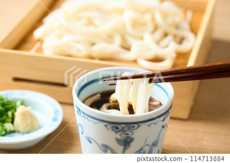 將Seirodon麵條浸泡在麵湯中。 114713884