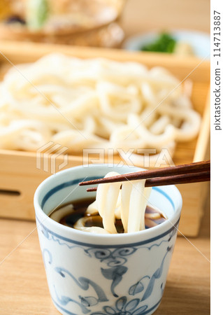 Dip the Seiro Udon in the noodle soup 114713887