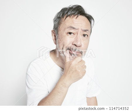 一個白色背景的中年男子的肖像 114714352