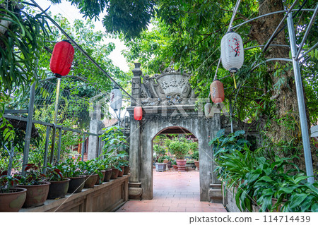 Gate of Mia Pagoda, a temple in Duong Lam village designated as a national cultural asset in Hanoi, Vietnam 114714439