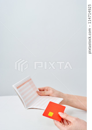 拿著銀行存摺和卡片的女人的手 114714925