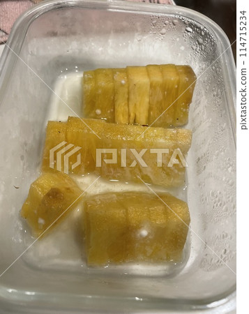 菠蘿開始長白黴 菠蘿開始長白黴 114715234