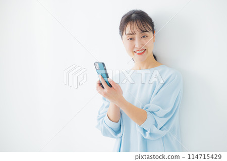 操作智慧型手機的中年婦女 操作智慧型手機的中年婦女 114715429