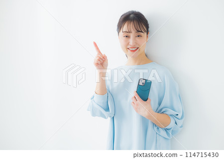 操作智慧型手機的中年婦女 114715430