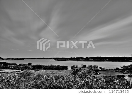 從千葉縣高野山桃山公園觀景台看到的手賀沼湖風景,單色長秒攝影 從千葉縣高野山桃山公園觀景台看到的手賀沼湖風景,單色長秒攝影 114715455
