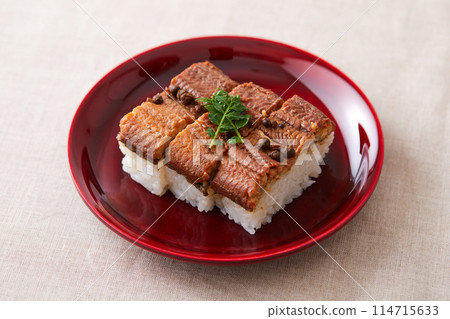 Eel sushi served on a vermilion-lacquered plate 114715633