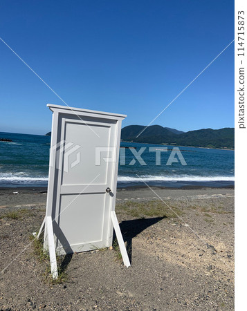 一扇通往任何地方的白色門 114715873