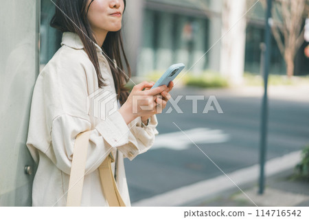 The young woman who arrived first at the meeting point 114716542