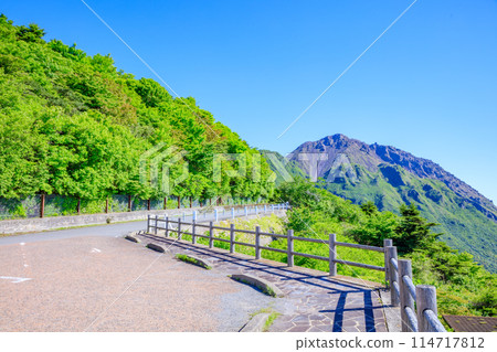 Mount Unzen Fugen seen from Nita Pass in early summer, Unzen City, Nagasaki Prefecture 114717812