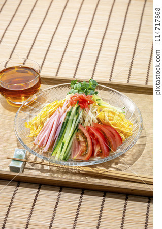 大熱天的美味冷中國麵條 114717868