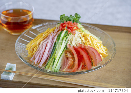 大熱天的美味冷中國麵條 114717894