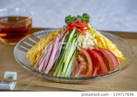 大熱天的美味冷中國麵條 114717896