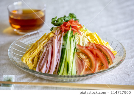 Delicious cold Chinese noodles on a hot day 114717900