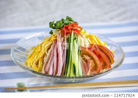 大熱天的美味冷中國麵條 114717924