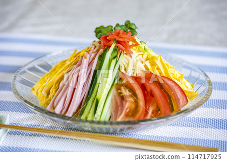 大熱天的美味冷中國麵條 114717925