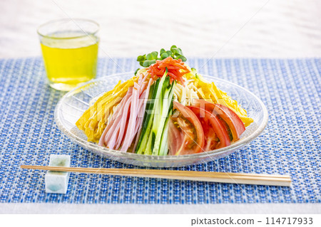 大熱天的美味冷中國麵條 114717933