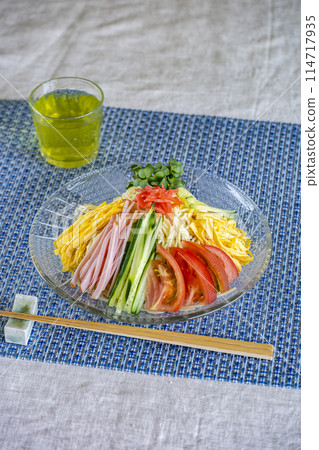 大熱天的美味冷中國麵條 114717935