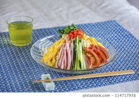 Delicious cold Chinese noodles on a hot day 114717938