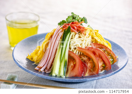 Delicious cold Chinese noodles on a hot day 114717954