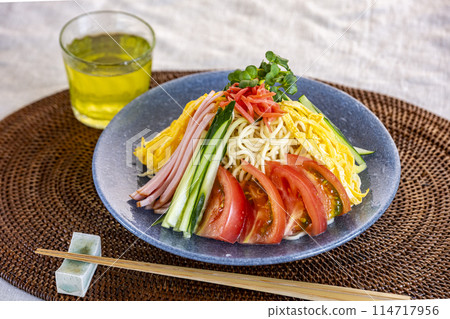 Delicious cold Chinese noodles on a hot day 114717956