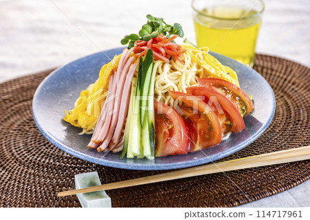 Delicious cold Chinese noodles on a hot day 114717961