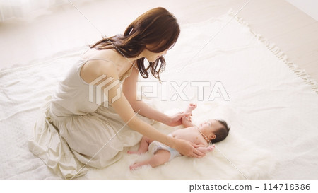 A mother co-sleeping with her one-month-old son 114718386