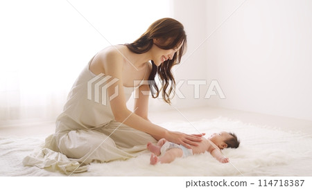 A mother co-sleeping with her one-month-old son 114718387