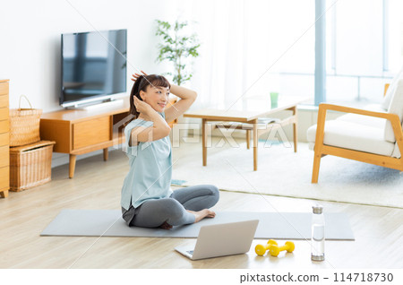 看著電腦伸展的女性瑜伽 114718730