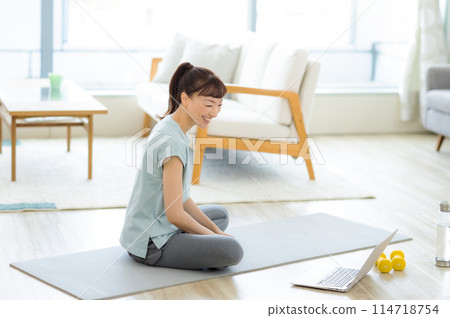 看著電腦伸展的女性瑜伽 114718754