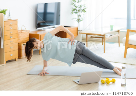 看著電腦伸展的女性瑜伽 114718760