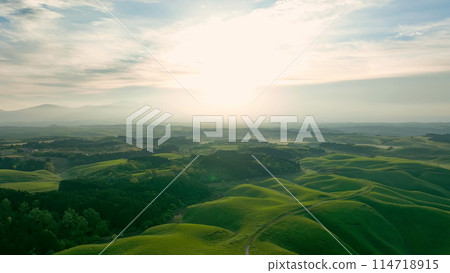 空中無人機拍攝旭日昇起的壯麗景觀 空中無人機拍攝旭日昇起的壯麗景觀 114718915