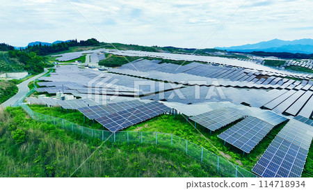 安裝在山腰的巨型太陽能發電廠的鳥瞰圖 114718934