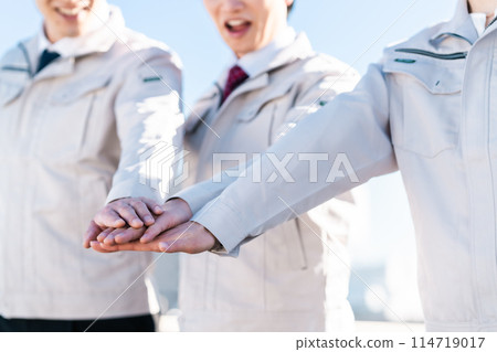 Research teamwork: faceless 114719017