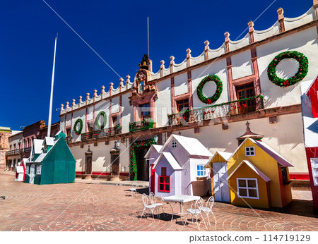 Christmas Decorations at Plaza de Armas in Zacatecas. UNESCO world heritage in Mexico 114719129
