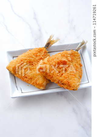 剛炸好的炸竹莢魚看起來很好吃 剛炸好的炸竹莢魚看起來很好吃 114719261