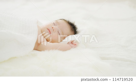 睡在床上的嬰兒 114719520