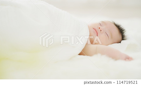 睡在床上的嬰兒 114719521