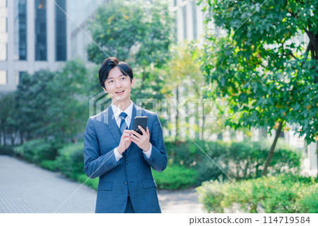 使用智慧型手機的清爽商人 使用智慧型手機的清爽商人 114719584