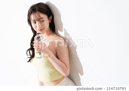 穿著運動服的年輕女子 114719793