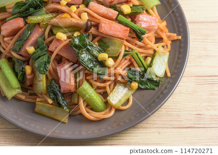 Komatsuna and bacon spaghetti 114720271