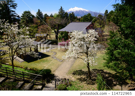 從青森縣藤田紀念庭園眺望岩木山 114722965