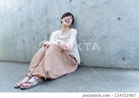 靠牆坐著的年輕女子 114722987