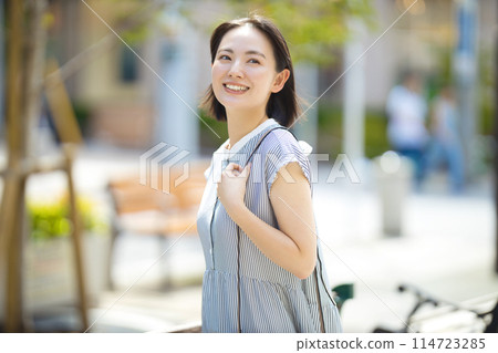 旅行中在城市中漫步的年輕女子 114723285
