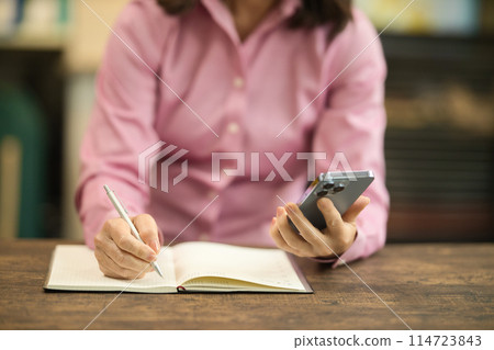 中年婦女在智慧型手機上搜索 114723843